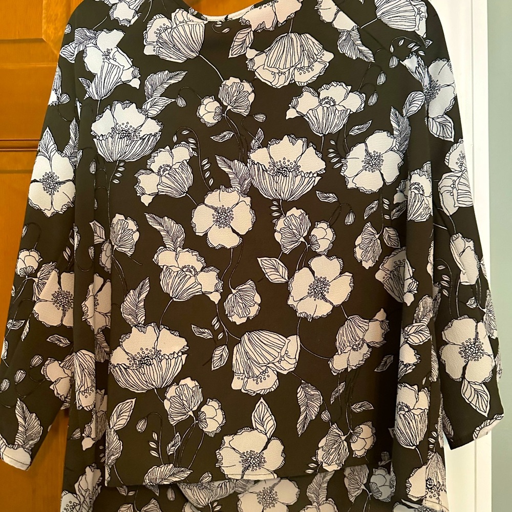 Papermoon Floral White & Green Blouse size large. Like new condition!